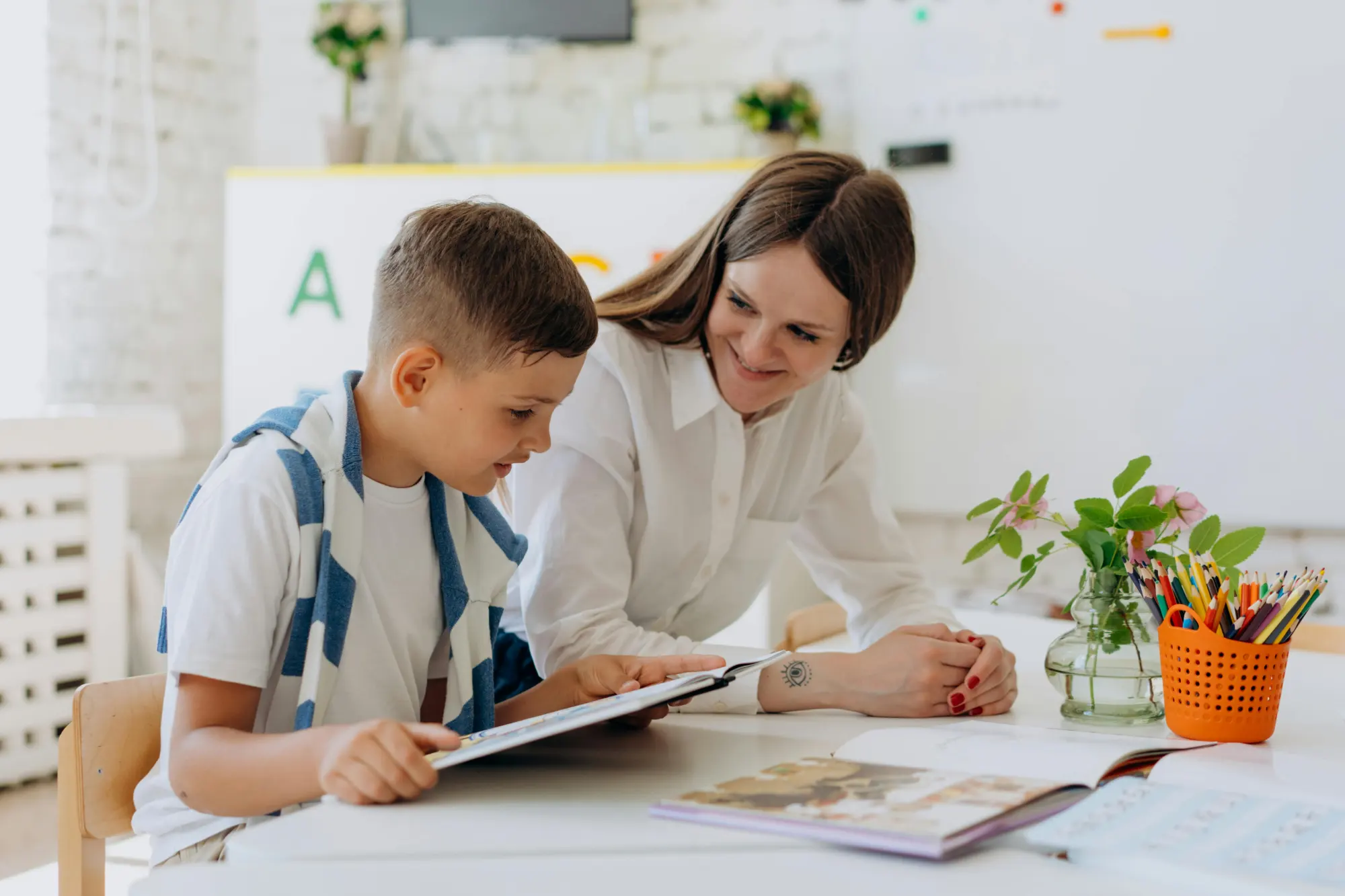 therapist and child doing a comprehensive speech pathology evaluation